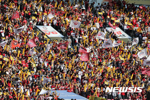 【서울=뉴시스】장세영 기자= 28일 오후 서울 잠실야구장에서 열린 2017 KBO 한국시리즈 3차전 두산 베어스와 KIA 타이거즈의 경기, 4회초 1사 2, 3루에서 기아 안치홍의 2타점 적시타에 기아팬들이 환호하고 있다. 2017.10.28.&nbsp; photothink@newsis.com