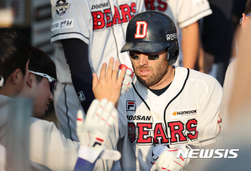 【서울=뉴시스】장세영 기자= 28일 오후 서울 잠실야구장에서 열린 2017 KBO 한국시리즈 3차전 두산 베어스와 KIA 타이거즈의 경기, 7회말 1사 두산 에반스가 솔로포를 치고 들어오며 축하를 받고 있다. 2017.10.28. photothink@newsis.com