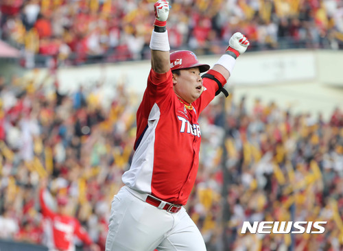 【서울=뉴시스】장세영 기자= 28일 오후 서울 잠실야구장에서 열린 2017 KBO 한국시리즈 3차전 두산 베어스와 KIA 타이거즈의 경기, 9회초 2사 3루 상황에서 대타로 나와 투런포를 날린 KIA 나지완이 포효하고 있다. 2017.10.28. photothink@newsis.com