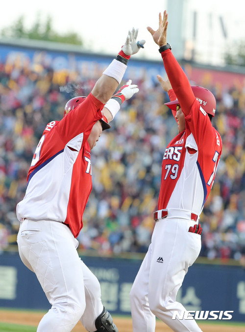 【서울=뉴시스】장세영 기자= 28일 오후 서울 잠실야구장에서 열린 2017 KBO 한국시리즈 3차전 두산 베어스와 KIA 타이거즈의 경기, 9회초 2사 3루 상황에서 대타로 나와 투런포를 날린 KIA 나지완이 포효하고 있다. 2017.10.28. photothink@newsis.com