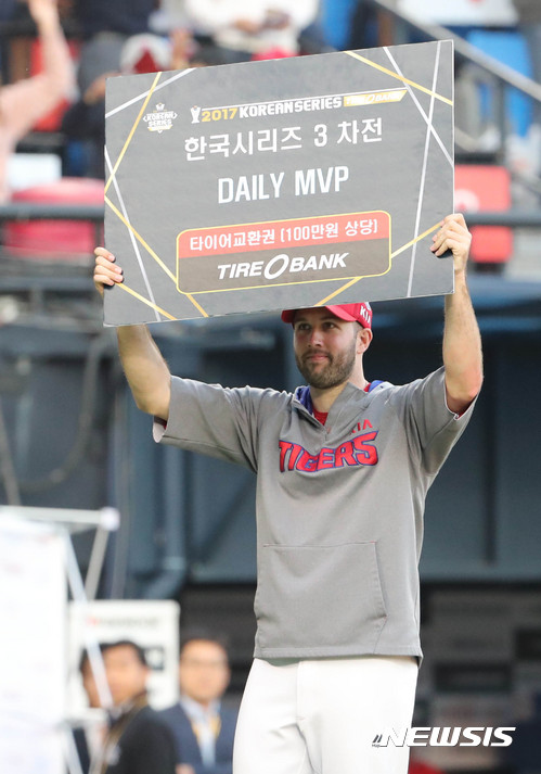 【서울=뉴시스】장세영 기자= 28일 오후 서울 잠실야구장에서 열린 2017 KBO 한국시리즈 3차전 두산 베어스와 KIA 타이거즈의 경기, KIA가 6대3의 승리를 거둔 가운데 3차전 MVP에 오른 팻딘이 포즈를 취하고 있다. 2017.10.28. photothink@newsis.com