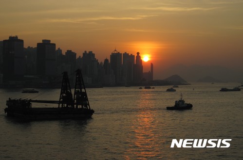 【홍콩=뉴시스】 박정규 기자 = 지난 27일 홍콩 오션터미널 데크에서 바라본 석양의 모습. 2017.10.29 photo@newsis.com