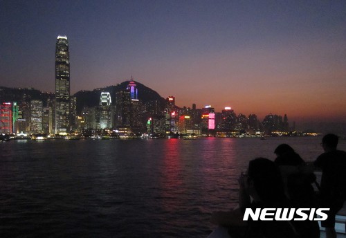 【홍콩=뉴시스】 박정규 기자 = 지난 27일 홍콩 오션터미널 데크에서 바라본 홍콩섬의 야경. 2017.10.29 photo@newsis.com