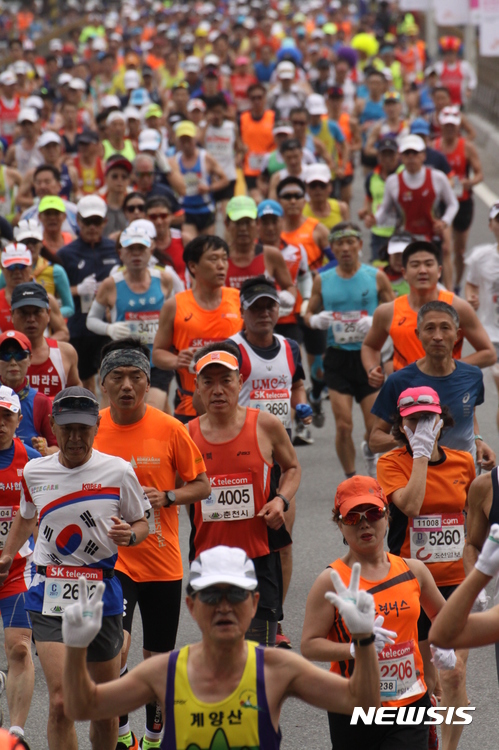 【춘천=뉴시스】한윤식 기자 = 29일 강원 춘천에서 열린 2017 조선일보 춘천 마라톤 대회에 참가한 2만4000여 명의 마라토너들이 단풍으로 물든 의암호 코스를 달리고 있다. 2017.10.29. ysh@newsis.com