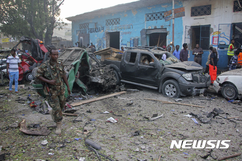 【모가디슈=AP/뉴시스】소말리아 수도 모가디슈의 '나사 하블로드' 호텔 인근에서 28일(현지시간) 차량 폭탄 테러가 발생해 차량들이 파손된 모습. 2017.10.29.