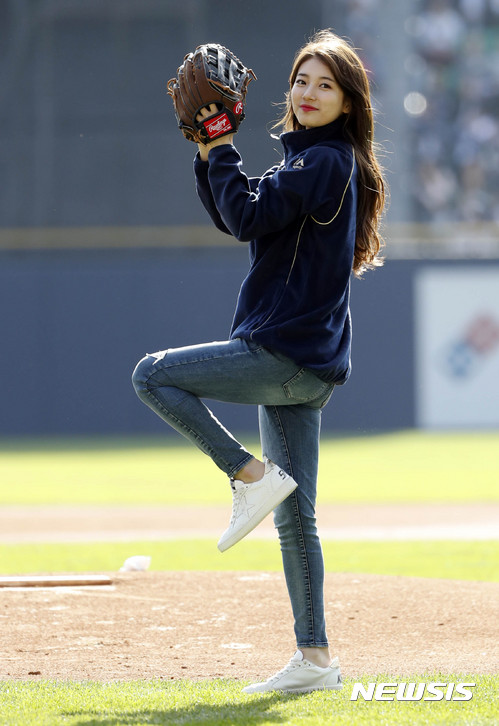 【서울=뉴시스】최동준 기자 = 가수 겸 배우 수지가 29일 서울 잠실야구장에서 열린 2017 KBO 한국시리즈 4차전 KIA 타이거즈 대 두산 베어스의 경기에서 시구를 하고 있다. 2017.10.29. photocdj@newsis.com