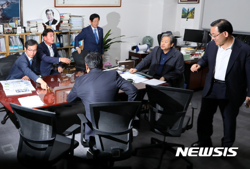 【서울=뉴시스】배훈식 기자 = 29일 오후 서울 여의도 국회 의원회관 김무성 의원실에서 바른정당 통합파 의원들이 회동을 시작하자 주호영(오른쪽) 원내대표가 자리를 뜨고 있다. 왼쪽부터 시계방향 김영우, 황영철, 강길부 의원, 김 의원, 주호영 원내대표, 오신환 의원. 2017.10.29. dahora83@newsis.com