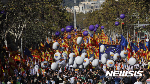 바르셀로나에서 수십만명, "카탈루냐 독립반대, 통합지지" 행진