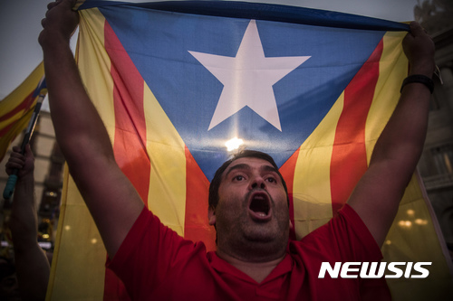【바르셀로나=AP/뉴시스】27일(현지시간) 스페인 바르셀로나에서 카탈루냐 분리독립 찬성 시위자가 카탈루냐기에스텔라다를 흔들고 있다. 2017.10.30.