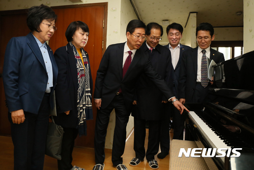 【청주=뉴시스】인진연 기자 = 30일 충북 청주시 흥덕구 대우꿈동산에서 열린 국회 보건복지위원회 국정감사 현장시찰에서&nbsp; 양승조 위원장과 위원들이 아동복지시설 중 피아노실습실을 둘러보고 있다. (사진 왼쪽부터)국민의당 최도자(비례) 위원, 더불어민주당 정춘숙(비례) 위원, 양승조(충남 천안병) 위원장, 오제세(충북 청주 서원) 위원, 기동민(서울 성북을)위원, 정의당 윤소하(비례) 위원. 2017.10.30. inphoto@newsis.com