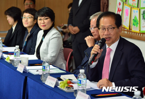 【청주=뉴시스】인진연 기자 = 30일 충북 청주시 흥덕구 대우꿈동산에서 열린 국회 보건복지위원회 국정감사 현장시찰에서 더불어민주당 오제세(충북 청주 서원) 위원이 인사말을 하고 있다. 2017.10.30. inphoto@newsis.com