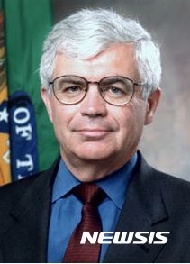 【서울=뉴시스】 미국 연방준비제도(FRB) 의장에 중립 성향의 제롬 파월 연준 이사가 가장 유력한 후보로 거론되고 있는 가운데 매파 성향으로 알려진 존 테일러 미국 스탠포드대 교수도 경쟁자로 거론되고 있다. 사진은 테일러 교수. <사진출처:위키피디아> 2017.10.30 