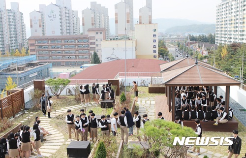 【충주=뉴시스】강신욱 기자 = 30일 충북 충주시 탄금중학교 옥상에 자연 공간으로 새롭게 태어난 정원을 학생들이 거닐고 있다. 2017.10.30. (사진=탄금중학교 제공) photo@newsis.com