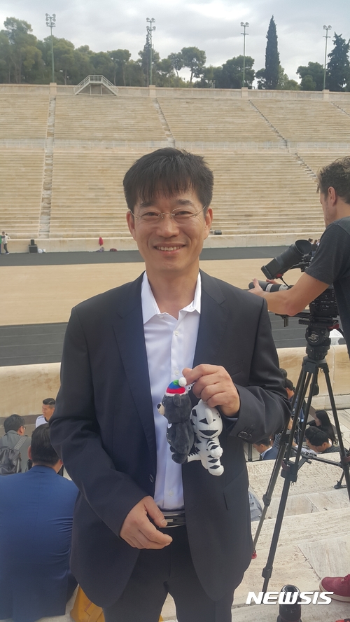 【아테네(그리스)=뉴시스】김희준 기자 = 2018 평창동계올림픽 성화 인수단에 참여한 '한국 쇼트트랙의 선구자' 김기훈(50) 울산과학대 교수가 그리스 아테네 파나티나이코 스타디움에서 취재진과 인터뷰를 하고 있다. 2017.10.30 jinxijun@newsis.com