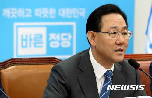 【서울=뉴시스】이영환 기자 = 바른정당 주호영 대표 권한대행 겸 원내대표가 30일 오전 서울 여의도 국회 바른정당 회의실에서 열린 최고위원회의에 참석해 발언하고 있다. 주호영 대표 권한대행 겸 원내대표는 "중소기업, 벤처에 전문성이 없는 코드인사 홍종학 중소벤처기업부 장관 후보자는 부의 세습이나 대물림을 강하게 비판하던 분이 스스로 자녀 포함해 문제의 한 가운데 서있다"고 밝혔다. 또한 "3수, 4수해서라도 명문대에 진학하라는 저서의 내용을 보면서 대부분 중소기업경영인 대부분이 비명문대 출신인데 어떤 재주로 중소기업 진흥을 시킬 수 있을지 궁금하다"고 밝혔다. 2017.10.30. 20hwan@newsis.com