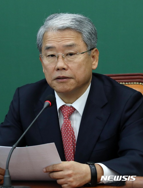 【서울=뉴시스】홍효식 기자 = 국민의당 김동철 원내대표가 30일 오전 서울 여의도 국회에서 열린 제23차 최고위원회의에 참석해 모두발언을 하고 있다. 2017.10.30. yesphoto@newsis.com