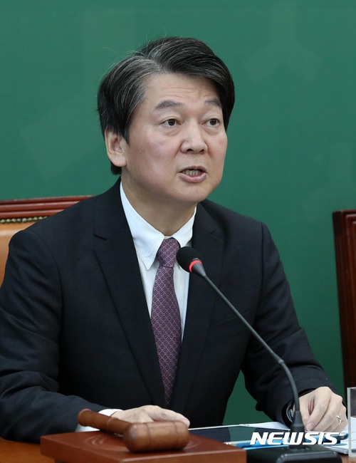 【서울=뉴시스】홍효식 기자 = 국민의당 안철수 대표가 30일 오전 서울 여의도 국회에서 열린 제23차 최고위원회의에 참석해 모두발언을 하고 있다. 안 대표는 인천의 송도 6·8공구 개발 의혹을 지적하며 "유정복 시장 뿐만 아니라 전임 시장인 더불어민주당 송영길 전 시장과 자유한국당 안상수 전 시장도 관여했다고 보고 있다"며, "지역 인사의 악취가 풍기고 있다. 바로 이것을 적폐라고 한다"고 말했다. 2017.10.30. yesphoto@newsis.com