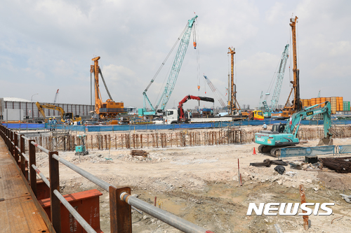 【싱가포르=뉴시스】조수정 기자 = GS건설의 싱가포르 T301 공사현장. T301 프로젝트는 싱가포르 육상교통청(LTA)으로부터 GS건설이 단독 수주한 빌딩형 차량기지 공사로 싱가포르 지하철 3개노선 985량, 버스 815대를 수용할 수 있는 규모다. 2024년 준공을 목표로 하고 있다. 2017.10.30. <관련기사 있음> chocrystal@newsis.com
