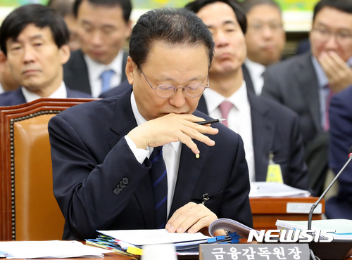 【서울=뉴시스】이영환 기자 = 30일 오전 서울 여의도 국회 정무위원회 회의실에서 열린 금융위원회·금융감독원 종합감사에 참석한 최흥식 금융감독원장이 잠시 생각에 잠겨 있다. 2017.10.30.&nbsp; 20hwan@newsis.com