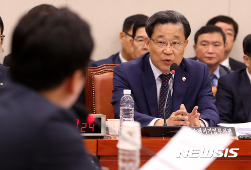 【서울=뉴시스】이영환 기자 = 30일 오전 서울 여의도 국회 산업통상자원중소벤처기업위원회 회의실에서 열린 중소벤처기업부·특허청 종합감사에 참석한 최수규 중소벤처기업부 차관이 국민의당 손금주 의원의 질의에 답하고 있다. 2017.10.30. 20hwan@newsis.com