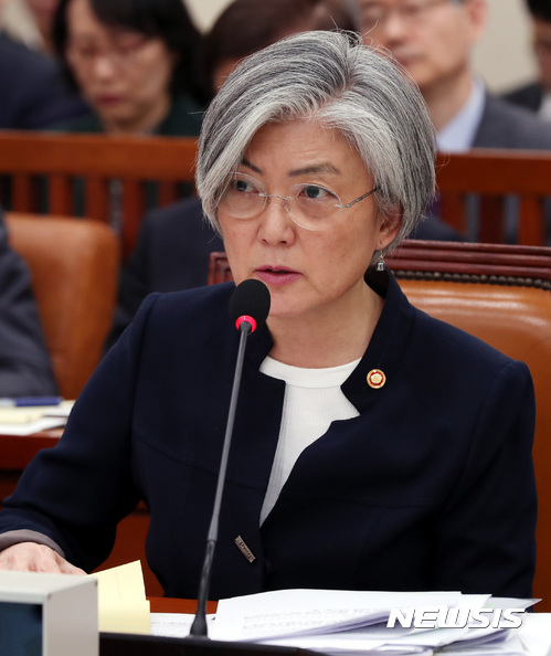 【서울=뉴시스】박영태 기자 = 30일 서울 영등포구 여의도 국회에서 진행된 외교통일위원회의 외교부 한국국제협력단 한국국제교류재단 재외동포재단 종합감사에서 강경화 외교부 장관이 의원 질의에 대답하고 있다. 2017.10.30. since1999@newsis.com