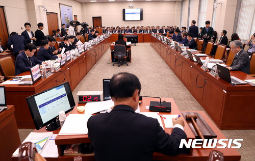【서울=뉴시스】이영환 기자 = 30일 오후 서울 여의도 국회 산업통상자원중소벤처기업위원회 회의실에서 장병완 위원장 주재로 중소벤처기업부·특허청 종합감사가 진행되고 있다. 2017.10.30. 20hwan@newsis.com