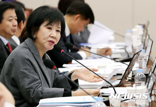 【서울=뉴시스】배훈식 기자 = 30일 오후 서울 여의도 국회 교육문화체육관광위원회 회의실에서 열린 2017 국정감사에 참석한 손혜원 더불어민주당 의원이 질의하고 있다. 2017.10.30. dahora83@newsis.com