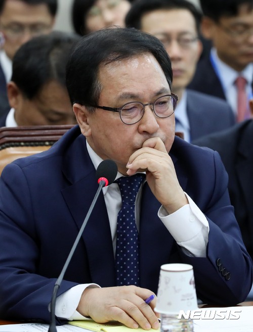 【서울=뉴시스】홍효식 기자 = 유영민 과학기술정보통신부 장관이 30일 오후 서울 여의도 국회에서 열린 과학기술정보방송통신위원회의 과학기술정보통신부 등 종합감사에 출석해 생각에 잠겨 있다. 2017.10.30. yesphoto@newsis.com