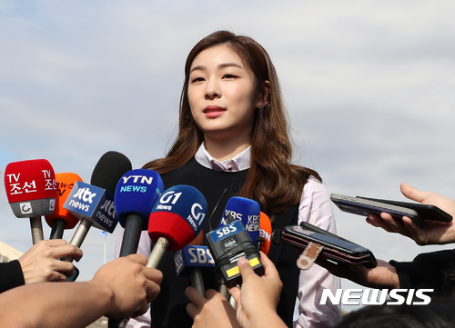 【아테네(그리스)=뉴시스】김진아 기자 = 30일(현지시각) 그리스 아테네 파나티나이코스타디움에서 열린 2018평창동계올림픽 성화 인수식 리허설에서 김연아 평창동계올림픽 홍보대사가 취재진의 질문에 답하고 있다. 2017.10.30. bluesoda@newsis.com