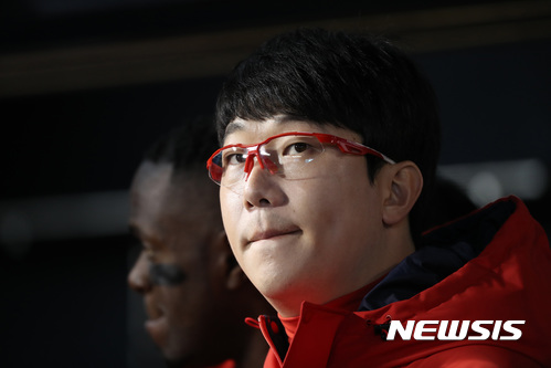 【서울=뉴시스】박영태 기자 = 30일 오후 서울 잠실야구장에서 열린 2017 KBO 한국시리즈 KIA타이거즈와 두산베어스의 5차전 경기, KIA 양현종이 덕아웃에서 그라운드 선수들을 바라보고 있다. 2017.10.30.since1999@newsis.com