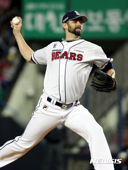 【서울=뉴시스】박영태 기자 = 30일 오후 서울 잠실야구장에서 열린 2017 KBO 한국시리즈 KIA타이거즈와 두산베어스의 5차전 경기, 두산 선발투수 니퍼트가 투구하고 있다. 2017.10. 2017.10.30.since1999@newsis.com