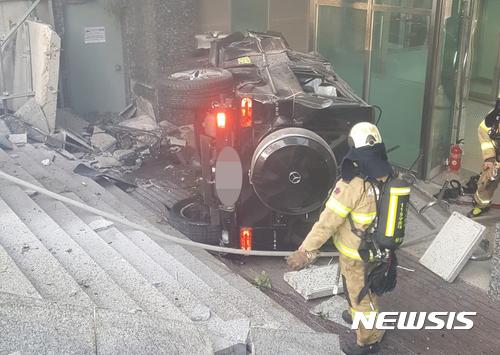 【서울=뉴시스】배우 김주혁이 탄 차량이 30일 서울 강남구 삼성동에서 전복 사고를 당해 119구조대가 구조를 하고 있다. 신고를 받고 출동한 소방당국은 김씨를 구조해 심폐소생술을 하며 건국대병원으로 이송했지만 김씨는 끝내 숨졌다. 2017.10.30. (사진=독자제공)  photo@newsis.com 