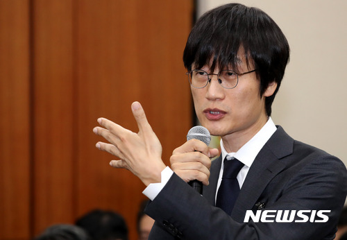 【서울=뉴시스】배훈식 기자 = 30일 오후 서울 여의도 국회 과학기술정보방송통신위원회 회의실에서 열린 2017 국정감사에 일반 증인으로 참석한 이해진 네이버 전 의장이 의원 질의에 답변하고 있다. 2017.10.30. dahora83@newsis.com