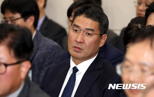 【서울=뉴시스】배훈식 기자 = 30일 오후 서울 여의도 국회 과학기술정보방송통신위원회 회의실에서 열린 2017 국정감사에 일반 증인으로 참석한 존 리 구글코리아 대표가 의원 질의를 듣고 있다. 2017.10.30.&nbsp; dahora83@newsis.com