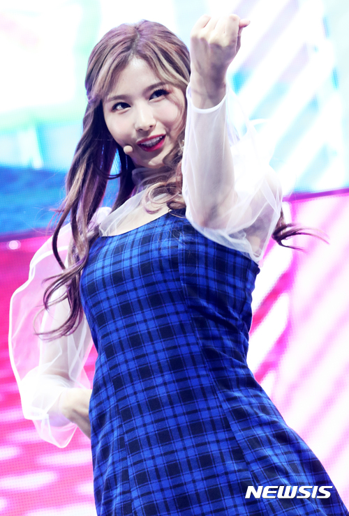 【서울=뉴시스】고승민 기자 = 걸그룹 '트와이스' 사나가 30일 오후 서울 광진구 예스24라이브홀에서 열린 정규앨범 '트와이스타그램' 발표 쇼케이스에서 타이틀곡 '라이키(Likey)'를 열창하고 있다. 2017.10.30. photo@newsis.com