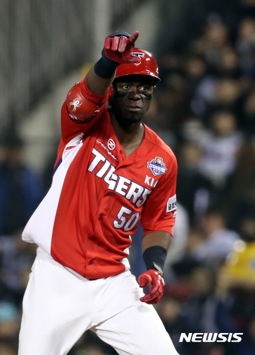 【서울=뉴시스】박영태 기자 = 30일 오후 서울 잠실야구장에서 열린 2017 KBO 한국시리즈 KIA타이거즈와 두산베어스의 5차전 경기, KIA 3회초 1사 2루 3번 버나디나가1타점 안타를 치고 1루에서 환호하고 있다. 2017.10.30.since1999@newsis.com