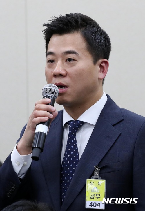 【서울=뉴시스】홍효식 기자 = 조용범 페이스북코리아 대표가 30일 오후 서울 여의도 국회에서 열린 과학기술정보방송통신위원회의 과학기술정보통신부 등 종합감사에 출석해 의원들의 질의에 답하고 있다. 2017.10.30. yesphoto@newsis.com