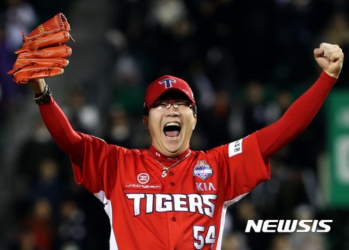 【서울=뉴시스】박영태 기자 = 30일 오후 서울 잠실야구장에서 열린 2017 KBO 한국시리즈 KIA타이거즈와 두산베어스의 5차전 경기, KIA 양현종이 두산 마지막 타자 김재호를 플라이로 잡고 우승 세레머니를 하고 있다. 2017.10.30.since1999@newsis.com