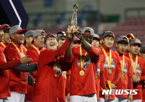 【서울=뉴시스】박영태 기자 = 30일 오후 서울 잠실야구장에서 열린 2017 KBO 한국시리즈 KIA타이거즈와 두산베어스의 5차전 경기, KIA 양현종이 시리즈 전적 4승 1패로 한국시리즈 MVP를 차지한 후 버나디나와 함께 환호하고 있다. 2017.10.30.since1999@newsis.com