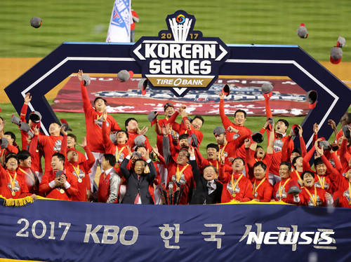 【서울=뉴시스】박주성 기자 = 30일 오후 서울 잠실야구장에서 열린 2017 KBO 한국시리즈 5차전 KIA타이거즈 대 두산베어스 경기, KIA가 7대6으로 한국시리즈를 우승 후 선수들과 코칭스테프들이 우승 모자를 던지고 있다. 2017.10.30. park7691@newsis.com