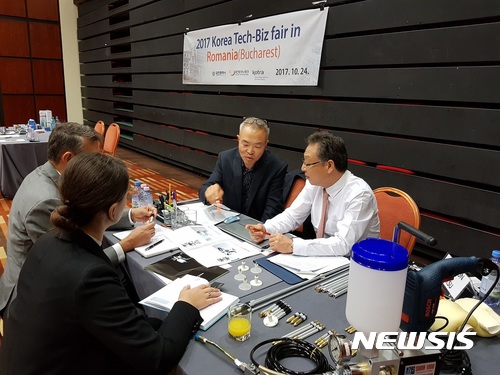  【대전=뉴시스】조명휘 기자 = 대전시는 루마니아 등 동유럽에서 연 기술비즈니스 상담회에서 863만 달러 상당의 수출계약 실적을 거뒀다고 31일 밝혔다. 사진은 루마니아 부크레슈티에서 열린 상담회. 2017.10.31. (사진= 대전시 제공)&nbsp; photo@newsis.com