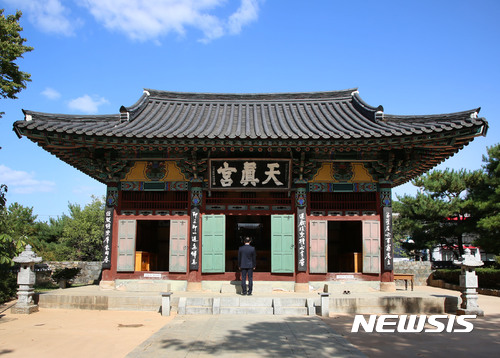 【밀양=뉴시스】안지율 기자 = 경남 밀양시가 조선시대 누각인 밀양 영남루 국보 승격 심의가 진행 중인 가운데 영남루 경내 천진궁이 역사적 재조명을 받고 있다. 사진은 천진궁 전경. 2017.10.31. (사진=밀양시 제공) photo@newsis.com