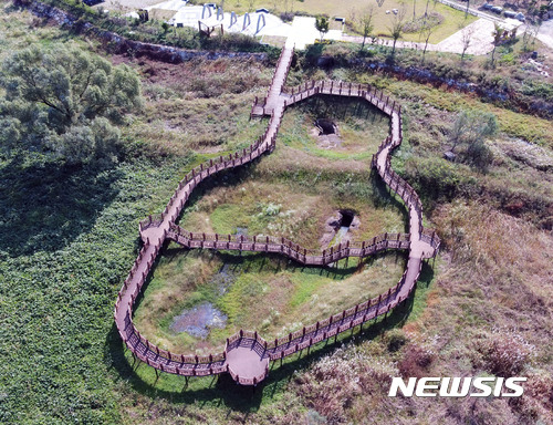 【밀양=뉴시스】안지율 기자 = 경남 밀양시가 경남도 기념물 제102호로 보존 관리되는 수산제 주변정비복원과 역사공원 조성사업을 벌이고 있다. 사진은 수산제 모습. 2017.10.31. (사진=밀양시 제공) photo@newsis.com