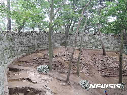 【고양=뉴시스】이경환 기자 = 경기 고양시는 문화재청의 국고보조사업으로 추진 중인 사적 제162호 북한산성 성벽 및 부속시설 3차 발굴조사'에서 부왕동암문 부근 성벽 외부에서 북한산성의 축조 방식을 보여주는 계단식 보축구조와 고려시대 유물층이 중첩된 건물지도가 동시에 발견됐다고 31일 밝혔다. 2017.10.31.(사진=고양시 제공) lkh@newsis.com