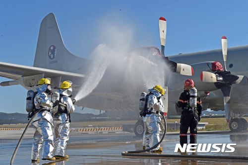 【안동=뉴시스】류상현 기자 = 지난해 10월 해군 6항공전단에서 진행되고 있는 재난대응 안전한국훈련(항공기 화재재대응) 모습. 2018.05.07 (사진=뉴시스 DB) photo@newsis.com 