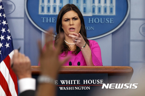  【워싱턴=AP/뉴시스】 새라 허커비 샌더스 백악관 대변인이 30일(현지시간) 워싱턴에서 정례브리핑을 하고 있다. 2017.10.31