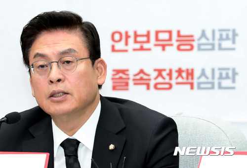 【서울=뉴시스】배훈식 기자 = 31일 오전 서울 여의도 국회 제3회의장에서 열린 자유한국당 국정감사대책회의에 참석한 정우택 원내대표가 모두발언하고 있다. 정 원내대표는 홍종학 중소벤처기업부 장관 후보자에 대해 좌파 특유의 내로남불의 결정판이라며 위선의 극치로서 국민의 눈높이로 볼 때 너무나 부적합한 절대 부적격자라고 비판했다. 2017.10.31. dahora83@newsis.com