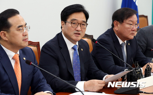 【서울=뉴시스】박영태 기자 = 우원식 더불어민주당 원내대표가 31일 오전 서울 영등포구 여의도 국회에서 진행된 원내대책회의에서 모두발언을 하고 있다. 2017.10.31.since1999@newsis.com