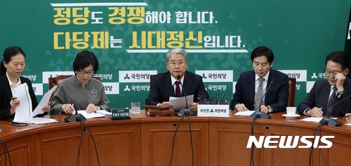 【서울=뉴시스】홍효식 기자 = 국민의당 김동철(가운데) 원내대표가 31일 오전 서울 여의도 국회에서 열린 제46차 원내대책회의에 참석해 모두발언을 하고 있다. 왼쪽부터 권은희 원내수석부대표, 김삼화 의원, 김 원내대표, 이용호 정책위의장, 박지원 전 대표. 김 원내대표는 홍종학 중소벤처기업부 장관 후보자의 지명과 관련 "홍 후보자는 위선의 극치, 청와대는 모순의 극치"라고 말했다. 2017.10.31. yesphoto@newsis.com