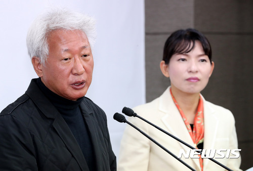 【서울=뉴시스】배훈식 기자 = 류석춘 자유한국당 혁신위원장과 이옥남 대변인(오른쪽)2017.10.31. dahora83@newsis.com